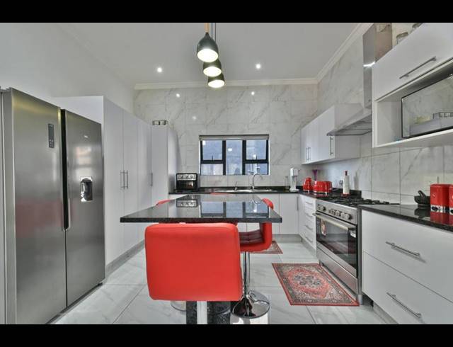 5 BEDROOM HOUSE FOR SALE IN EIKENHOF